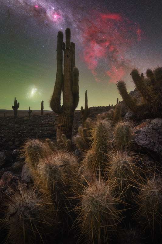 Foto da Via Láctea e duas nebulosasno deserto de Atacama no Chile é uma das melhores imagens do Fotógrafo do Ano da Via Láctea 2023