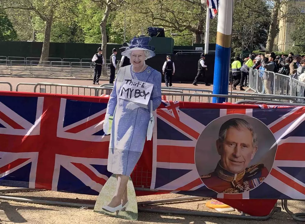 Rainha Elizabeth não foi esquecida nas celebrações pela coroação do rei Charles e da rainha Camilla, homenageada pelo povo 