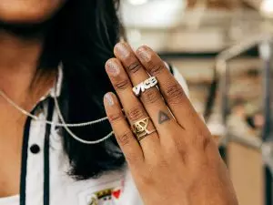 Mulher jovem mostra anel com logotipo da Vice Media, uma das queridinhas da mídia digital nativa que pediu falência após não achar comprador