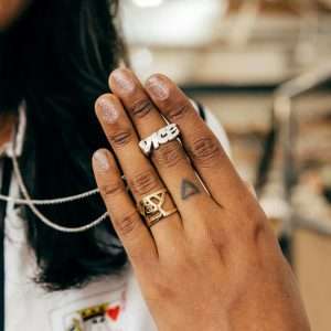 Mulher jovem mostra anel com logotipo da Vice Media, uma das queridinhas da mídia digital nativa que pediu falência após não achar comprador