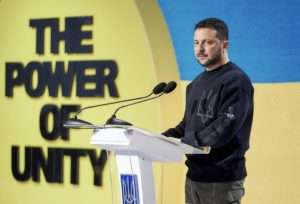 Presidente da Ucrânia Volodymyr Zelensky pediu para participar da final do festival de música Eurovision com uma mensagem de apoio à Ucrânia na guerra em vídeo mas foi barrado pelos organizadores sob o argumento de que o evento é apolítico