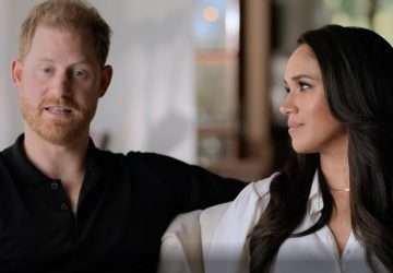 Príncipe Harry e Meghan Markle abriram uma guerra épica com os tabloides britânicos, processando vários deles por uso de práticas ilegais como escutas telefônicas, vigilância, publicação de documentos pessoais e fotos tiradas sem autorização dentro de suas próprias casas