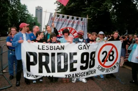 Foto celebridades com faixa de orgulho gay é uma das fotos do arquivo da Getty Images sobre a história do movimento LBGTQ