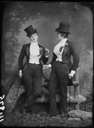 Foto duas mulheres vestidas de homem é uma das fotos do arquivo da Getty Images sobre a história do movimento LBGTQ