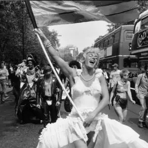 Foto de uma manifestante com a bandeira do orgulho gay é uma das fotos do arquivo da Getty Images sobre a história do movimento LGBTQ