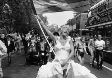 Foto de uma manifestante com a bandeira do orgulho gay é uma das fotos do arquivo da Getty Images sobre a história do movimento LGBTQ
