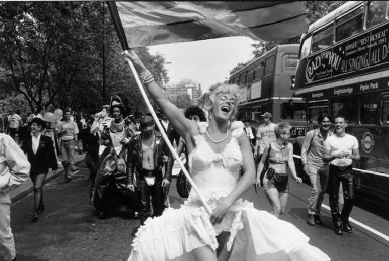 Foto de uma manifestante com a bandeira do orgulho gay é uma das fotos do arquivo da Getty Images sobre a história do movimento LGBTQ