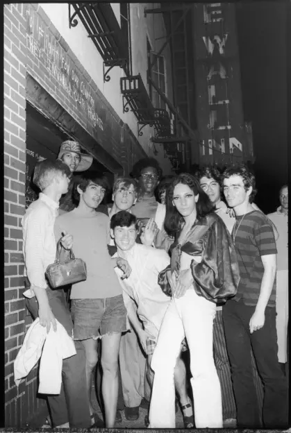 Foto grupo de jovens celebrando na boate Stonewall é uma das fotos do arquivo da Getty Images sobre a história do movimento LGBTQ