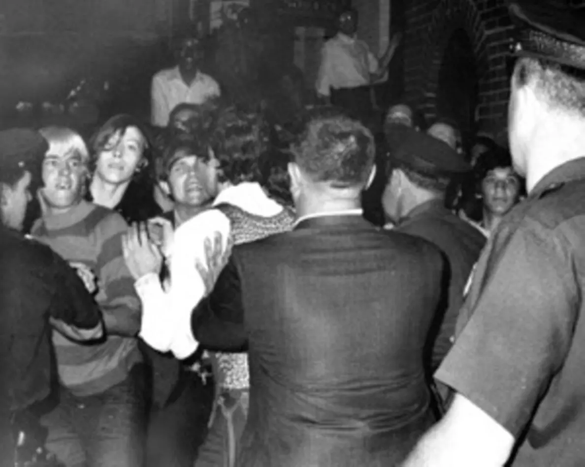 Foto ataque à boate Stonewall é uma das fotos do arquivo da Getty Images sobre a história do movimento LGBTQ