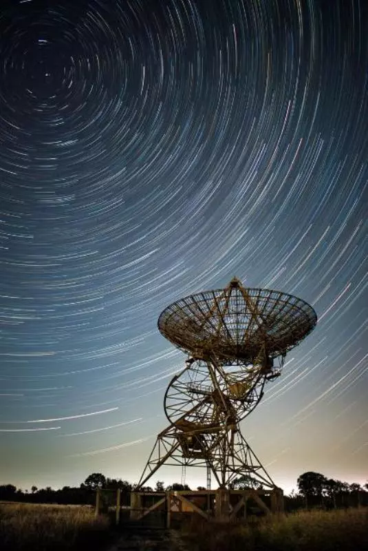 Foto de rastros de estrelas é uma das finalistas do prêmio de fotografia astronômica do Observatório de Greenwich Londres