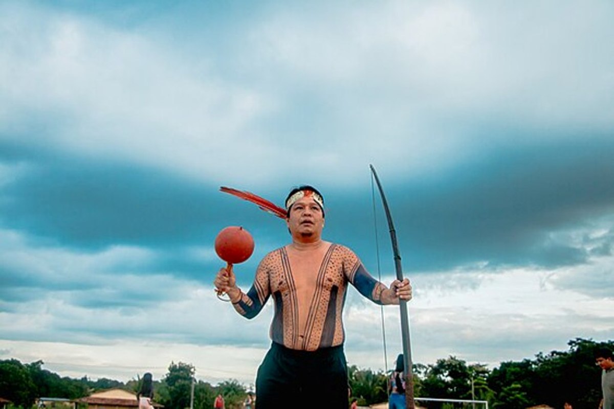 Cacique Joprykatire segura um maracá e um arco e flecha no pátio da aldeia indígena Krijõhêre em Bom Jesus do Tocantins, no Pará. / Wiki Loves Cultura Popular 2024