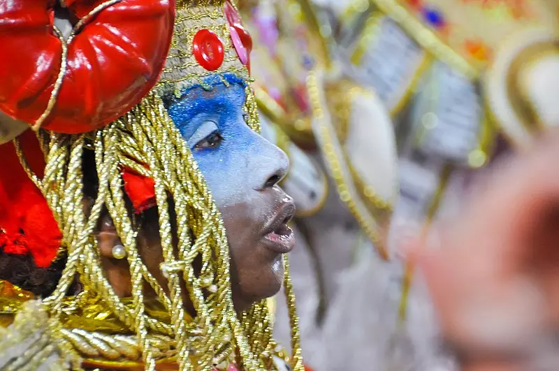 Retrato de folião durante desfile no carnaval é uma das imagens fnalistas do prêmio de fotos de cultura popular Wiki Loves