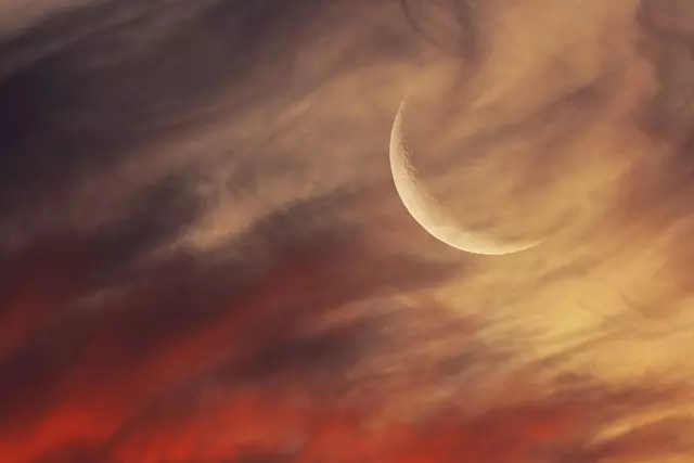 Foto da lua crescente no pôr do sol é uma das finalistas do prêmio de fotografia astronômica do Observatório de Greenwich Londres