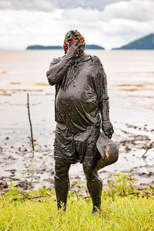 Homem coberto de lama é uma das imagens vencedoras do prêmio de fotos de cultura popular Wiki Loves