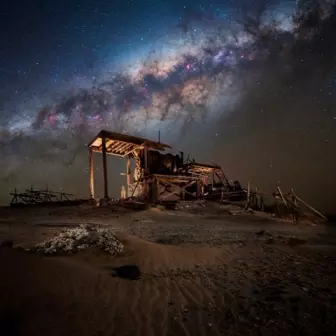Foto via láctea na Namíbia é uma das finalistas do prêmio de fotografia astronômica do Observatório de Greenwich Londres