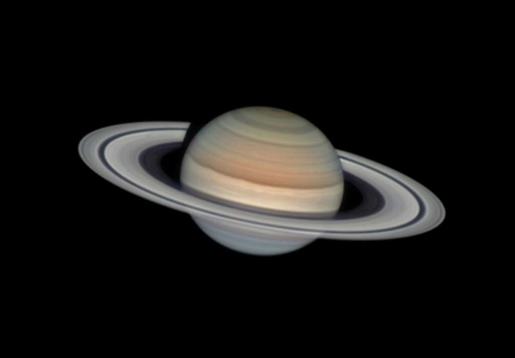 Foto Saturno colorido é uma das finalistas do prêmio de fotografia astronômica do Observatório de Greenwich Londres