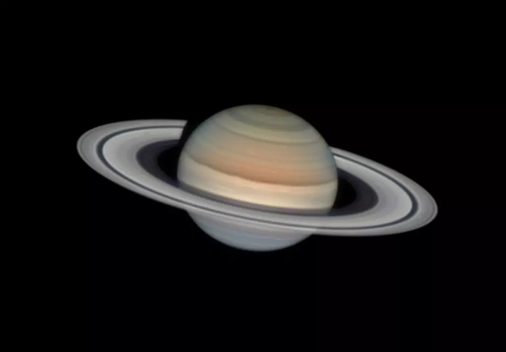 Foto Saturno colorido é uma das finalistas do prêmio de fotografia astronômica do Observatório de Greenwich Londres