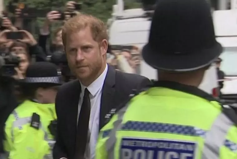 Príncipe Harry chega ao tribunal em Londres em processo contra tabloide