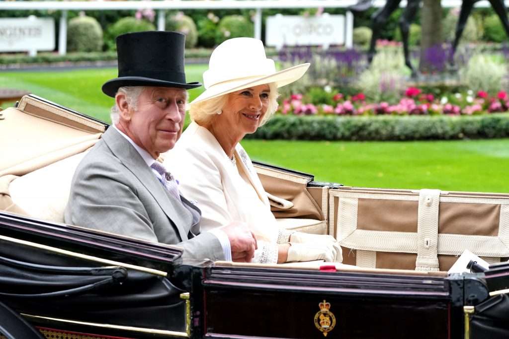 Rei Charles e rainha Camilla na corrida de cavalos Ascott