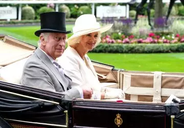 Rei Charles e rainha Camilla na corrida de cavalos Ascott