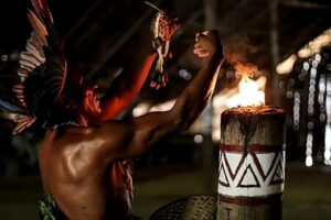 Cacique Pinon Tatuyo em um ritual de defumação no Amazonas / Wiki Loves Cultura Popular 2024