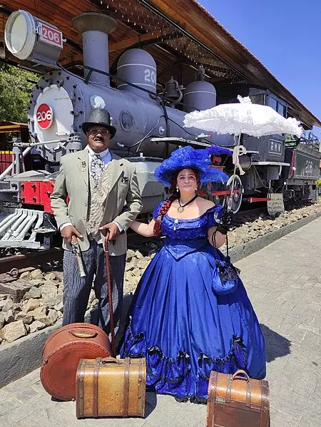 Casal com trajes típicos da época do barões do café é uma das imagens fnalistas do prêmio de fotos de cultura popular Wiki Loves