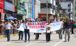 manifestantes protestam pela liberdade de expressao contra lei da mordaça no peru