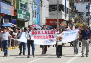 manifestantes protestam pela liberdade de expressao contra lei da mordaça no peru