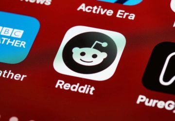 logo do reddit em tela em meio a outros apps