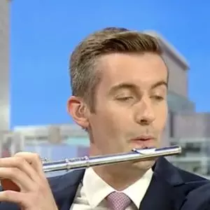 Jornalista da BBC diverte público ao tentar tocar flauta ao vivo no programa