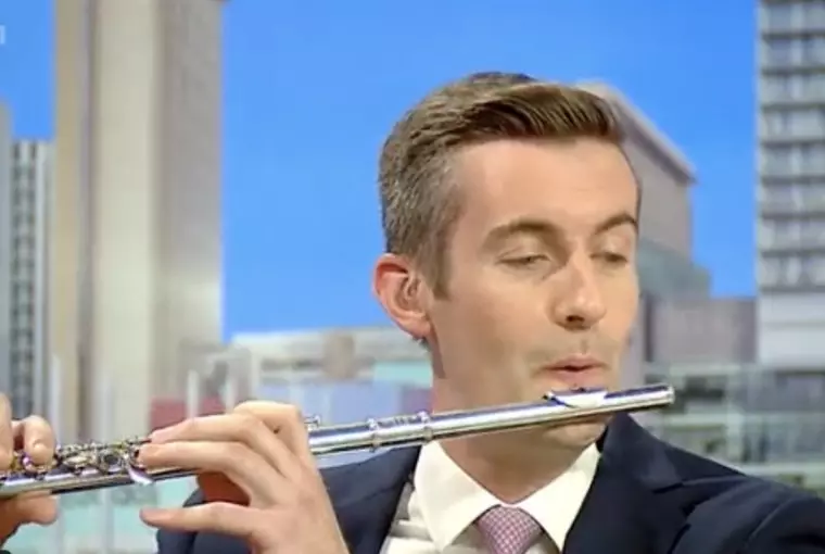 Jornalista da BBC diverte público ao tentar tocar flauta ao vivo no programa