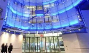 Apresentador da BBC afastado por denúncia de abuso sexual