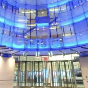 Apresentador da BBC afastado por denúncia de abuso sexual