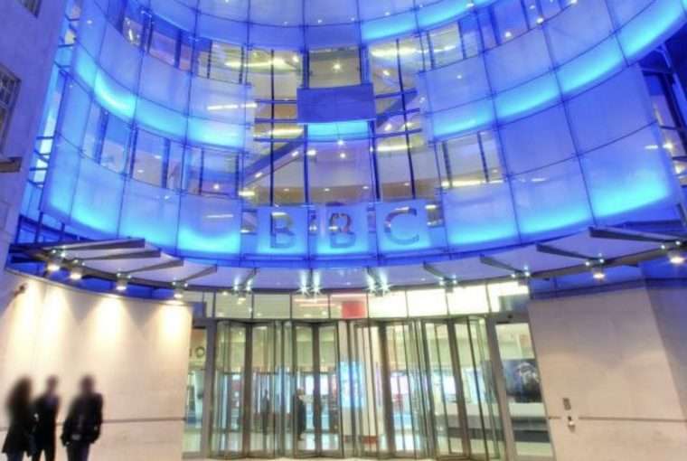 Apresentador da BBC afastado por denúncia de abuso sexual