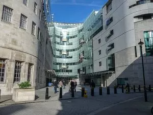 Apresentador da BBC foi denunciado por pagar menor de idade para receber fotos de nu explicito
