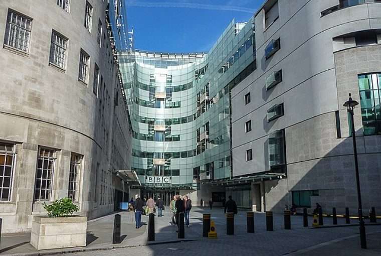 Apresentador da BBC foi denunciado por pagar menor de idade para receber fotos de nu explicito