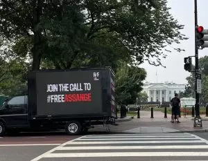 Caminhão diante da Casa Branca, em Washington, faz parte da campanha da RSF para evitar extradição de Julian Assange, fundador do Wikileaks