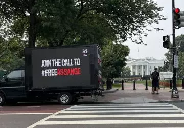 Caminhão diante da Casa Branca, em Washington, faz parte da campanha da RSF para evitar extradição de Julian Assange, fundador do Wikileaks
