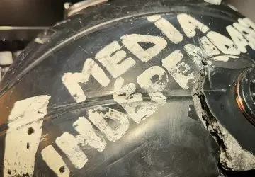 Capacete de jornalista feridos protestos Paris