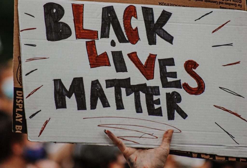 Cartaz BlackLivesMatter, que completa 10 anos