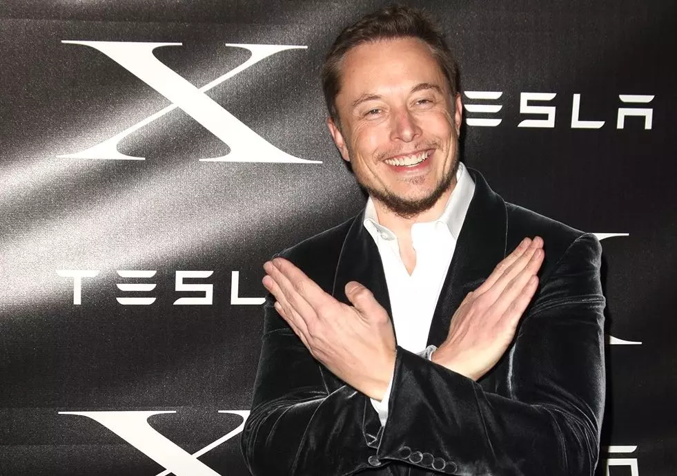 Elon Musk promete mudar o nome do Twitter para algo com a letra X e aposentar marca do pássaro azul