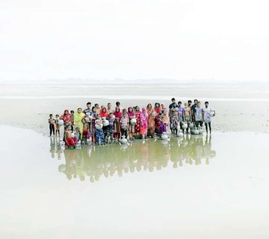 Foto de grupo de pessoas perto da água é umas vencedoras do prêmio de fotografia ética World Report Award Bangladesh