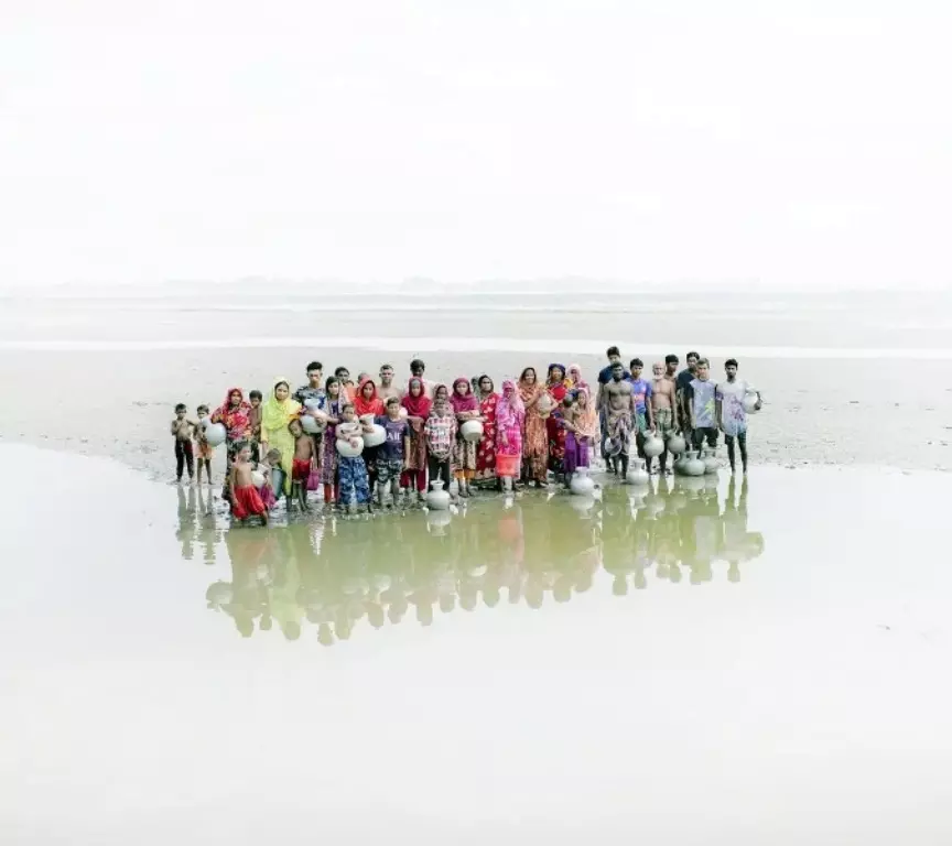 Foto de grupo de pessoas perto da água é umas vencedoras do prêmio de fotografia ética World Report Award Bangladesh
