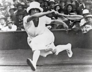 Tênista francesa Suzanne Lenglen com uniforme moderno – 1920 – Antuérpia 