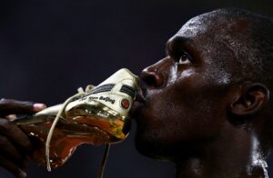 Usain Bolt beijando seu tênis de corrida nas Olimpíadas de Pequim 