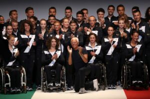 Giorgio Armani e atletas italianos durante apresentação do uniforme para os Jogos Olímpicos do Rio 