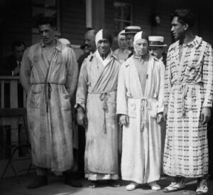 Nadadores americanos de roupão e touca em 1920 