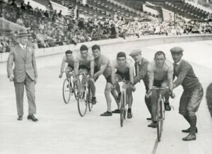 Equipe de ciclistas da Itália 1928 com trajes de moda da época