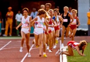 Atleta dos EUA corre descalça na final da prova de 3 mil metros nas Olimpíadas de Los Angeles