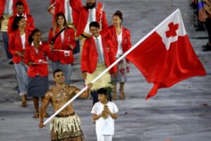 Atleta do Tongo desfila com traje típico na cerimônia de abertura das Olimpíadas do Rio